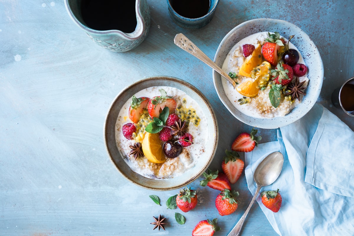 Healthyhabitssimple redaktionellt team arbetar med artiklar